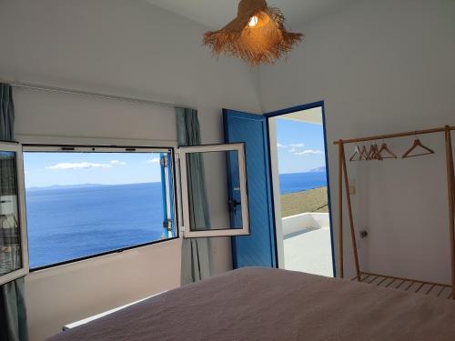 - une chambre avec un lit et une vue sur l'océan dans l'établissement Sofia sea view apartment, à Faros