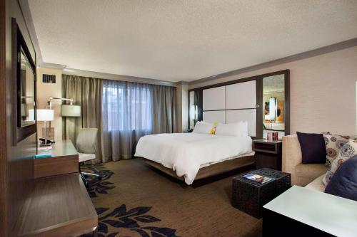 Ένα ή περισσότερα κρεβάτια σε δωμάτιο στο Little Rock Marriott