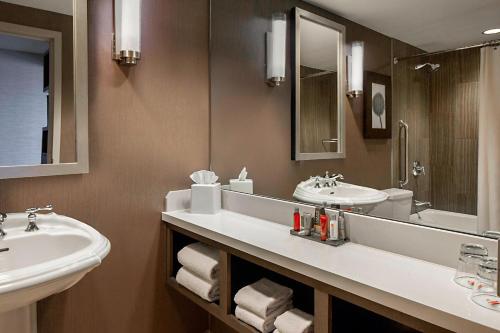 uma casa de banho com 2 lavatórios e um espelho em Little Rock Marriott em Little Rock