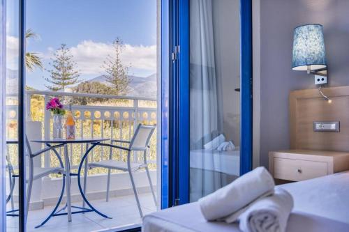 Ένα ή περισσότερα κρεβάτια σε δωμάτιο στο Sergiani Garden Hotel Apartments