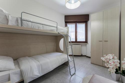 - une chambre avec 2 lits superposés et une échelle dans l'établissement La Maison, à Peschiera del Garda