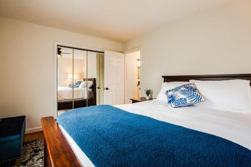 1 dormitorio con 1 cama grande con manta azul en Silver Creek 3BR Hideaway, en New Albany