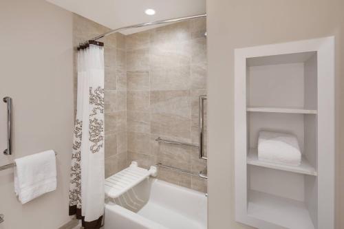 連頓的住宿－Residence Inn by Marriott Seattle South/Renton，浴室配有白色浴缸和淋浴。