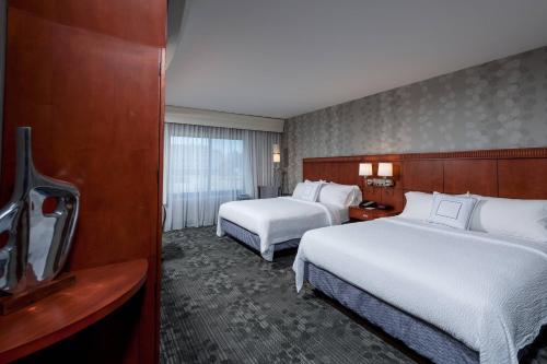 南波特蘭的住宿－萬豪波特蘭機場萬怡酒店，酒店客房设有两张床和电视。