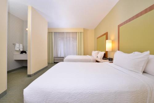 1 cama blanca grande en una habitación de hotel en SpringHill Suites Pinehurst Southern Pines, en Pinehurst
