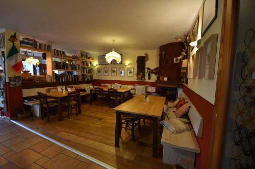 - une vue de tête sur un restaurant avec des tables et des chaises dans l'établissement Agriturismo Ai Pradons, à Meduno