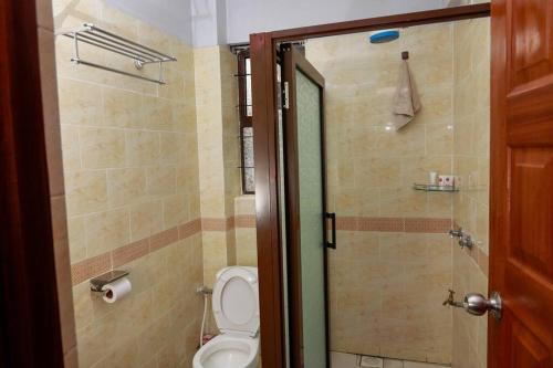 y baño con aseo y cabina de ducha. en Luxe Furnished Apartments Unit 3, en Meru