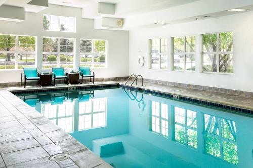 Bazén v ubytování Residence Inn by Marriott Fort Collins nebo v jeho okolí