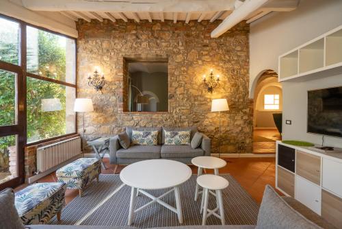 a living room with a couch and a table at Relais La Martina in Pietraviva