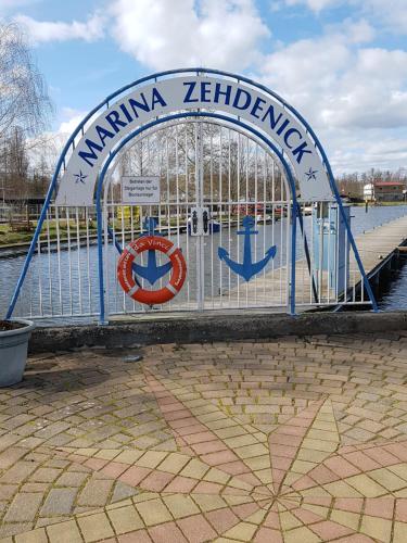 une porte métallique avec les mots ana zetterlez dans l'établissement Unique Water Stay Tiny Hausboot für 2 Personen, à Zehdenick