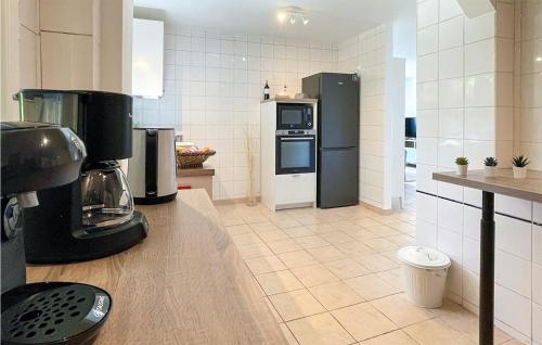 Kitchen o kitchenette sa 3 Bedroom Lovely Apartment In Maulon Darmagnac