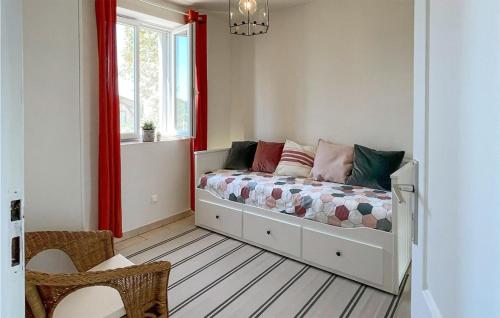Dormitorio pequeño con cama y ventana en 3 Bedroom Lovely Apartment In Maulon Darmagnac en Mauléon-dʼArmagnac
