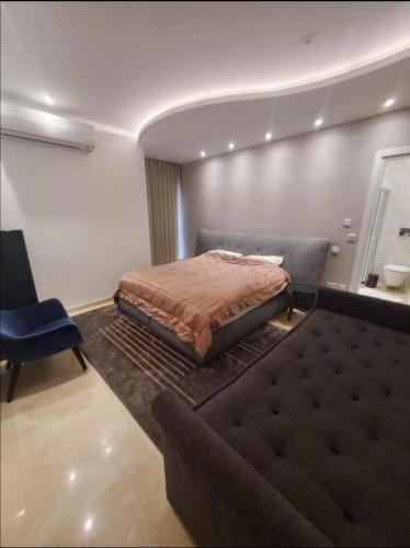 Un pat sau paturi într-o cameră la 157 by Cast Renting Ltd
