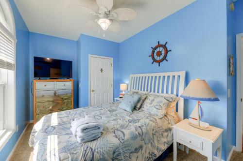 1 dormitorio azul con 1 cama con paredes azules en Waterfront Emerald Isle Home with Dock Access! en Emerald Isle