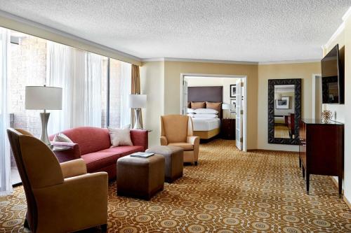une chambre d'hôtel avec un lit et un salon dans l'établissement Scottsdale Marriott Old Town, à Scottsdale