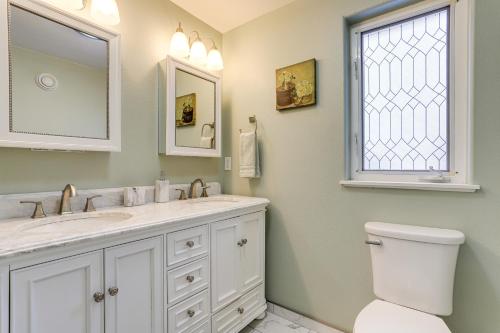 Un baño de Spacious Wasilla Home about 1 Mi to Boat Launch!