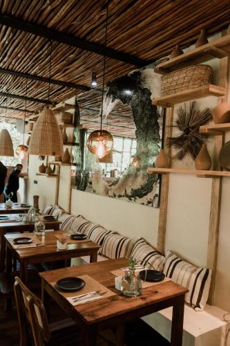 Un restaurante o sitio para comer en Copal Tulum Hotel