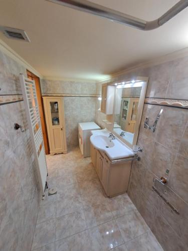 een badkamer met een wastafel en een spiegel bij GEORGE'S VILLA in Galatas