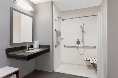 uma casa de banho com um lavatório e um chuveiro em Courtyard by Marriott San Diego Miramar em San Diego