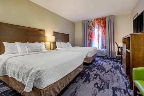 Slippery RockにあるFairfield Inn & Suites by Marriott Slippery Rockのベッド2台と窓が備わるホテルルームです。