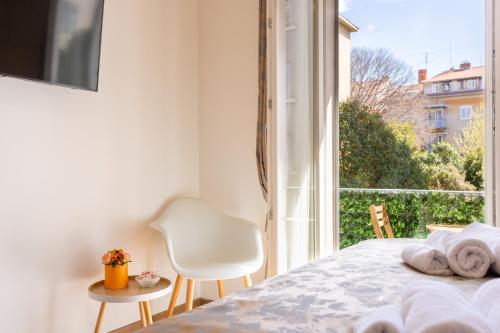 um quarto com uma cama e uma grande janela em Luxury Rooms Fetivi em Split