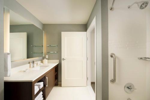 y baño con lavabo y ducha. en Residence Inn by Marriott Tyler, en Tyler