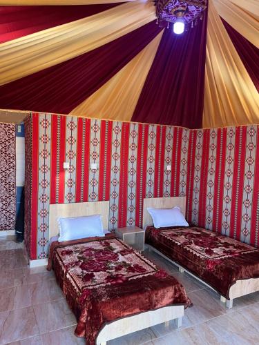 Un pat sau paturi într-o cameră la Wadi Rumman camp