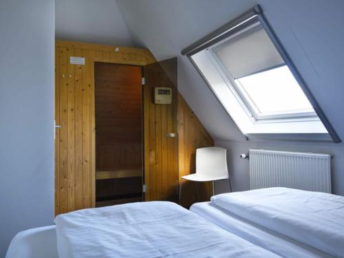 Voodi või voodid majutusasutuse Lush holiday home in Friesland with sauna toas