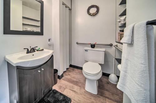 La salle de bains est pourvue de toilettes blanches et d'un lavabo. dans l'établissement Charming Cottage with Yard Less Than 1 Mi to Lake Erie!, à Geneva