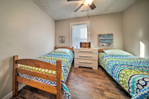 - une chambre avec 2 lits et une commode dans l'établissement Charming Cottage with Yard Less Than 1 Mi to Lake Erie!, à Geneva