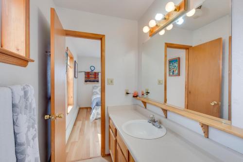 Ένα μπάνιο στο Ideally Located Taos Vacation Rental with Gas Grill