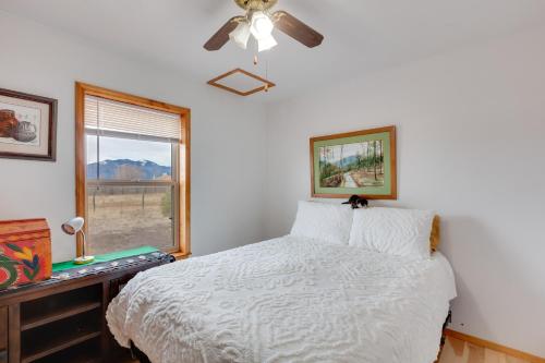 Postel nebo postele na pokoji v ubytování Ideally Located Taos Vacation Rental with Gas Grill