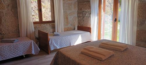 Ένα ή περισσότερα κρεβάτια σε δωμάτιο στο Casa da Fragoeira