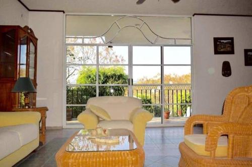 ein Wohnzimmer mit einem Sofa und einem Tisch in der Unterkunft Casa de Descanso en Rancho San Diego Ixtapan de la Sal in Ixtapan de la Sal