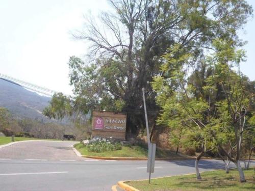 een bord aan de kant van een weg met een boom bij Casa de Descanso en Rancho San Diego Ixtapan de la Sal in Ixtapan de la Sal