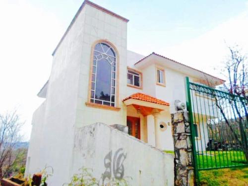 une petite maison blanche avec graffiti dans l'établissement Casa de Descanso en Rancho San Diego Ixtapan de la Sal, à Ixtapan de la Sal