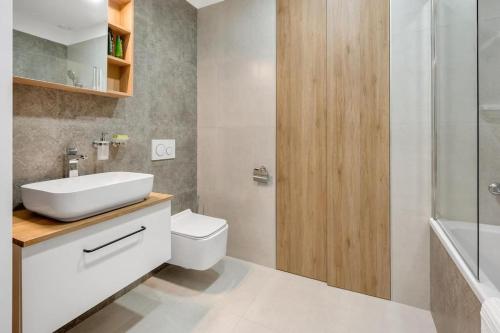 ein Bad mit einem Waschbecken, einem WC und einer Dusche in der Unterkunft Štýlový apartmán v centre mesta in Bratislava