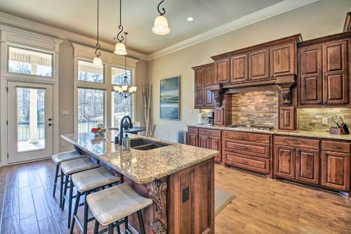 Η κουζίνα ή μικρή κουζίνα στο Hot Springs Village Home with Dock and Patio!