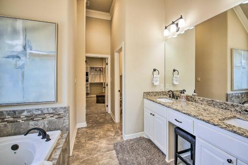 Ένα μπάνιο στο Hot Springs Village Home with Dock and Patio!