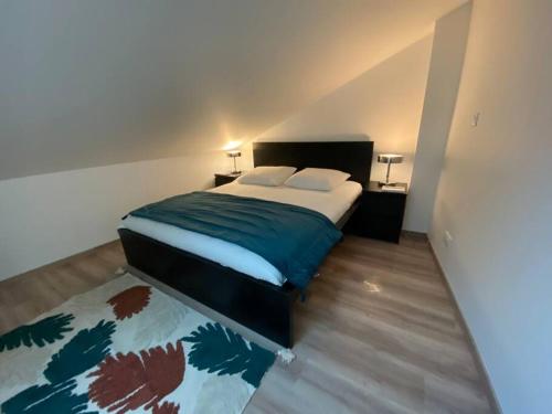 - une chambre avec un grand lit et une couverture verte dans l'établissement Duplex By Aurelle 2-Wifi-10 mn centre Strasbourg- proche Parlement Européen, à Schiltigheim