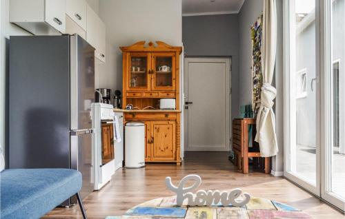 BellinにあるBeautiful Home In Seebad Ueckermündeの冷蔵庫とテーブルのある小さなキッチン