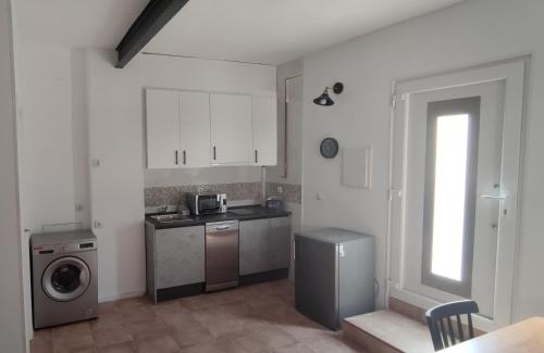 eine Küche mit einer Spüle und einer Waschmaschine in der Unterkunft Estudio San Julián in Teruel