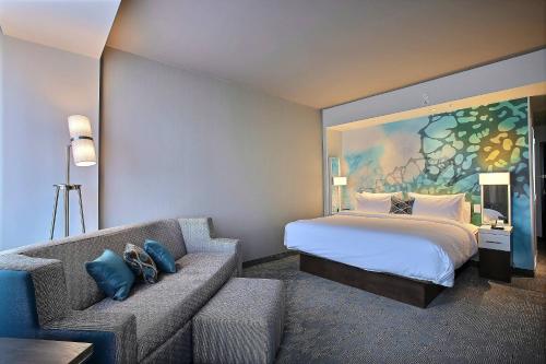 Ліжко або ліжка в номері Courtyard by Marriott Montreal Brossard