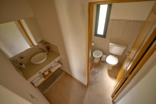an overhead view of a bathroom with a toilet and sink at Complejo Los Olivos - casa 3 y 4 in Cafayate
