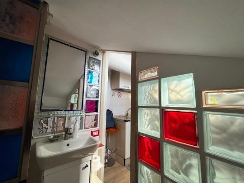 ein Bad mit einem Waschbecken und einem Spiegel in der Unterkunft Apartment A.C.& G.O. Milan in Mailand
