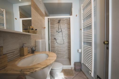 Koupelna v ubytování B&B LA MIMOSA E IL GELSOMINO