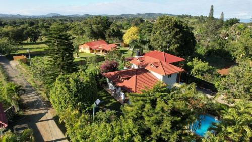 una vista aérea de una casa con piscina en Villa Los Caciques By Hospedify - Hermosa Villa con Piscina, Billar, Zona de BBQ y Domino, en Jarabacoa