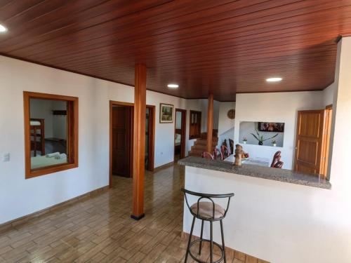 a living room with a wooden ceiling at VILLA GÓMEZ in Zapatoca