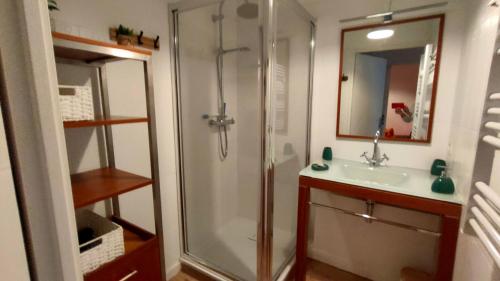 Ένα μπάνιο στο Appartement Duplex dans Résidence VAL DE ROLAND
