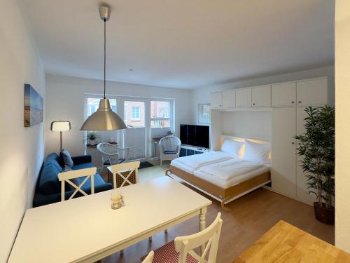 ウィトデュンにあるFerienwohnung *Strandlöper*のベッドルーム1室(ベッド1台付)、リビングルームが備わります。